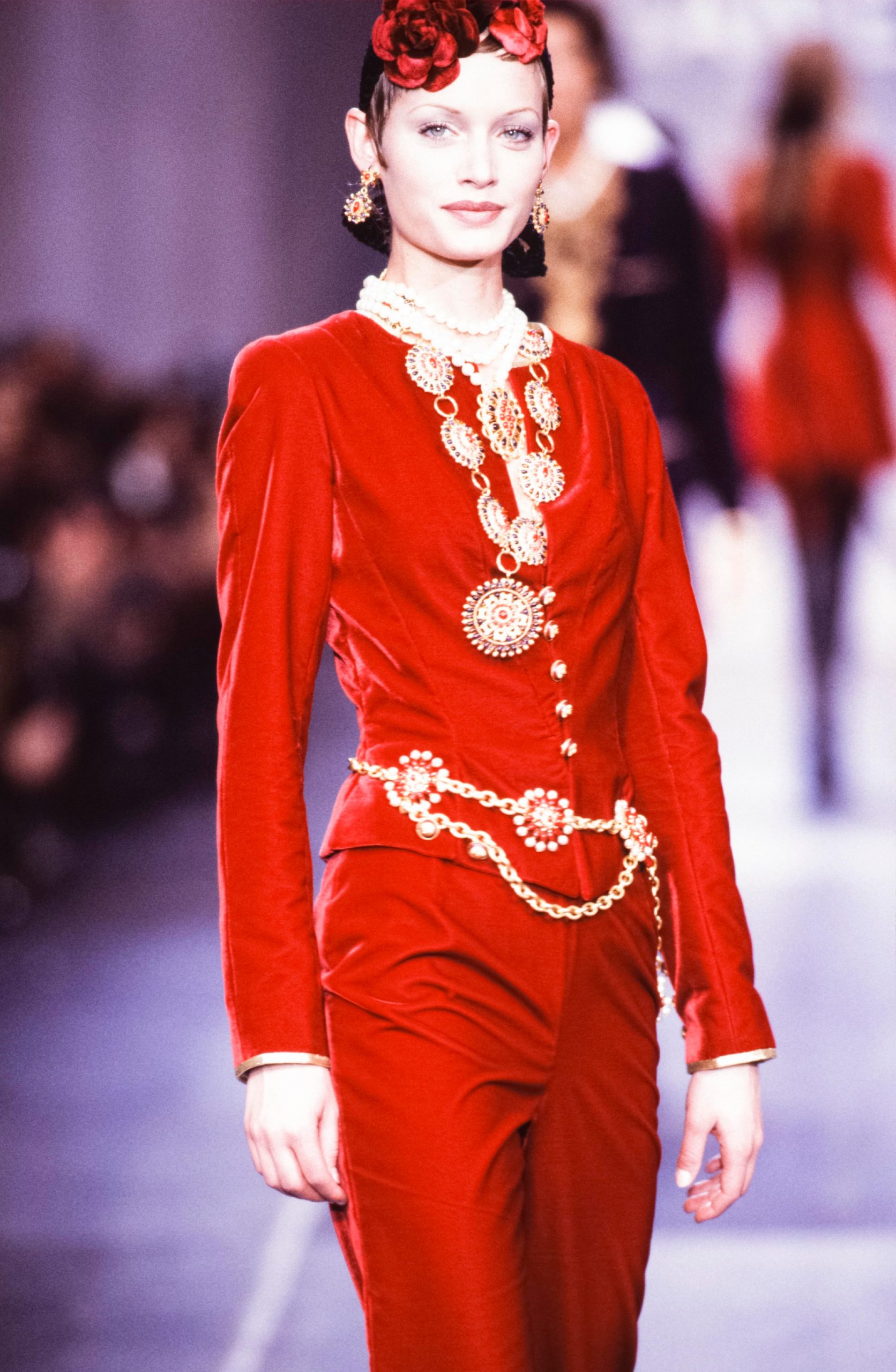 Amber Valletta op de catwalk bij Chanel in 1993