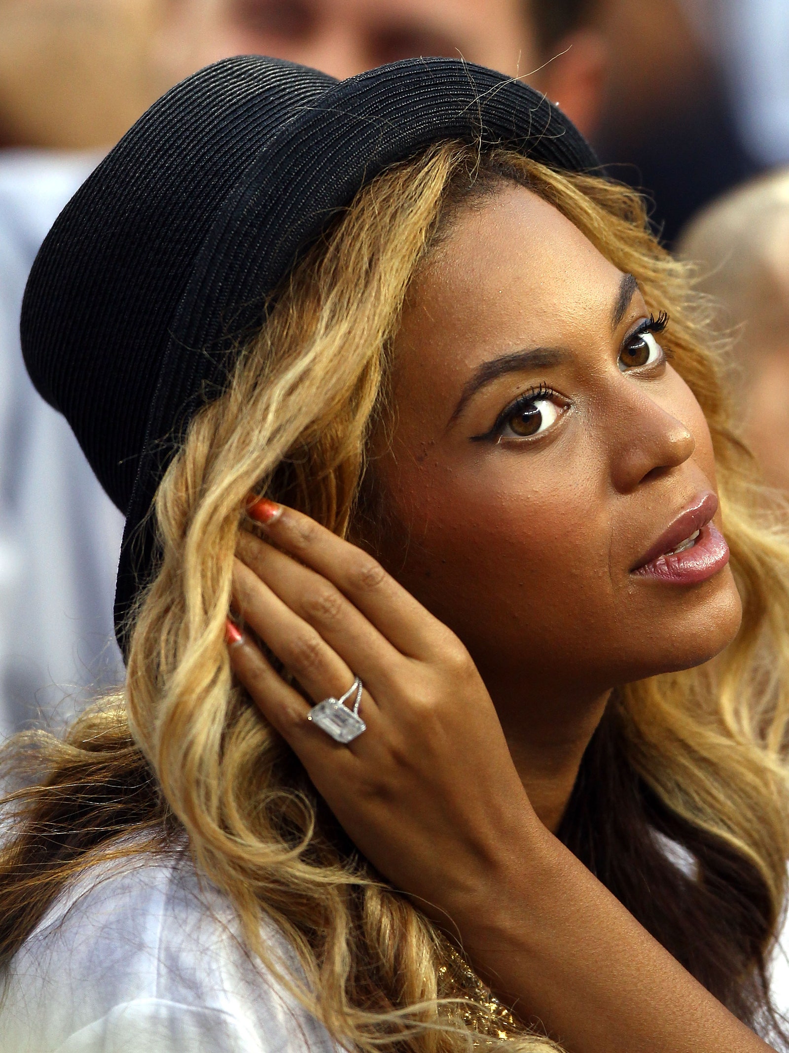 Beyoncé draagt haar verlovingsring
