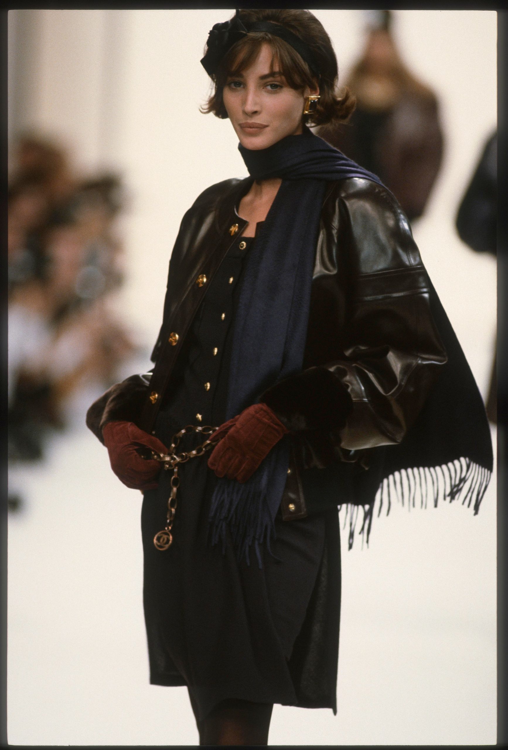 Christy Turlington op de catwalk bij Chanel in 1991