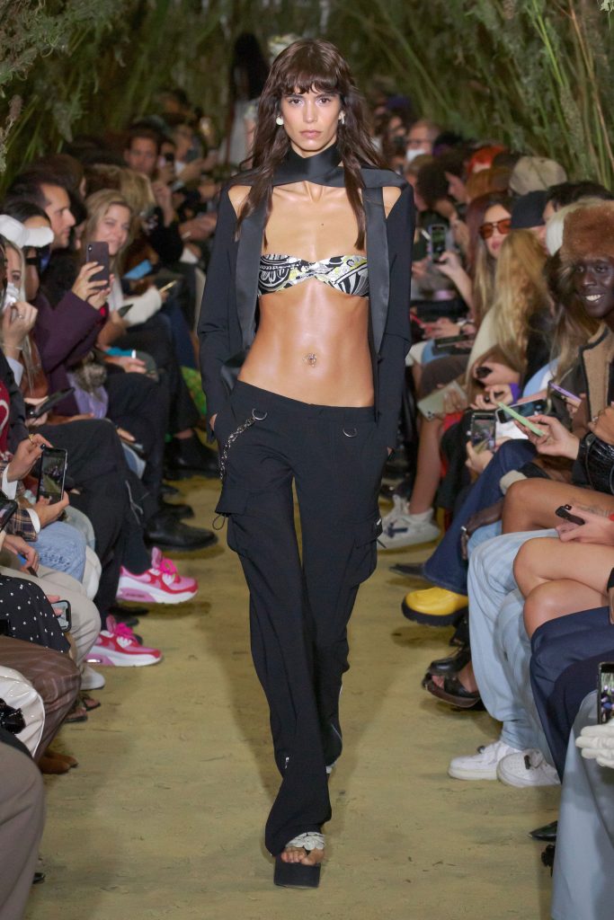 Een look uit de Coperni lente/zomer 2022 show