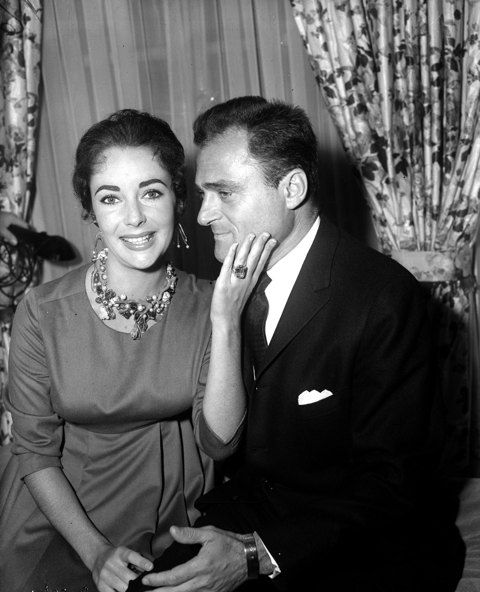 Elizabeth Taylor draagt haar verlovingsring