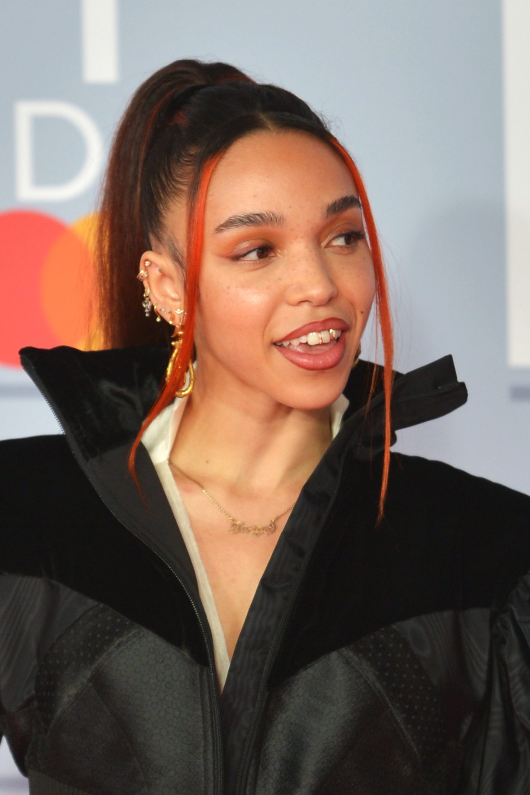 FKA Twigs met pony