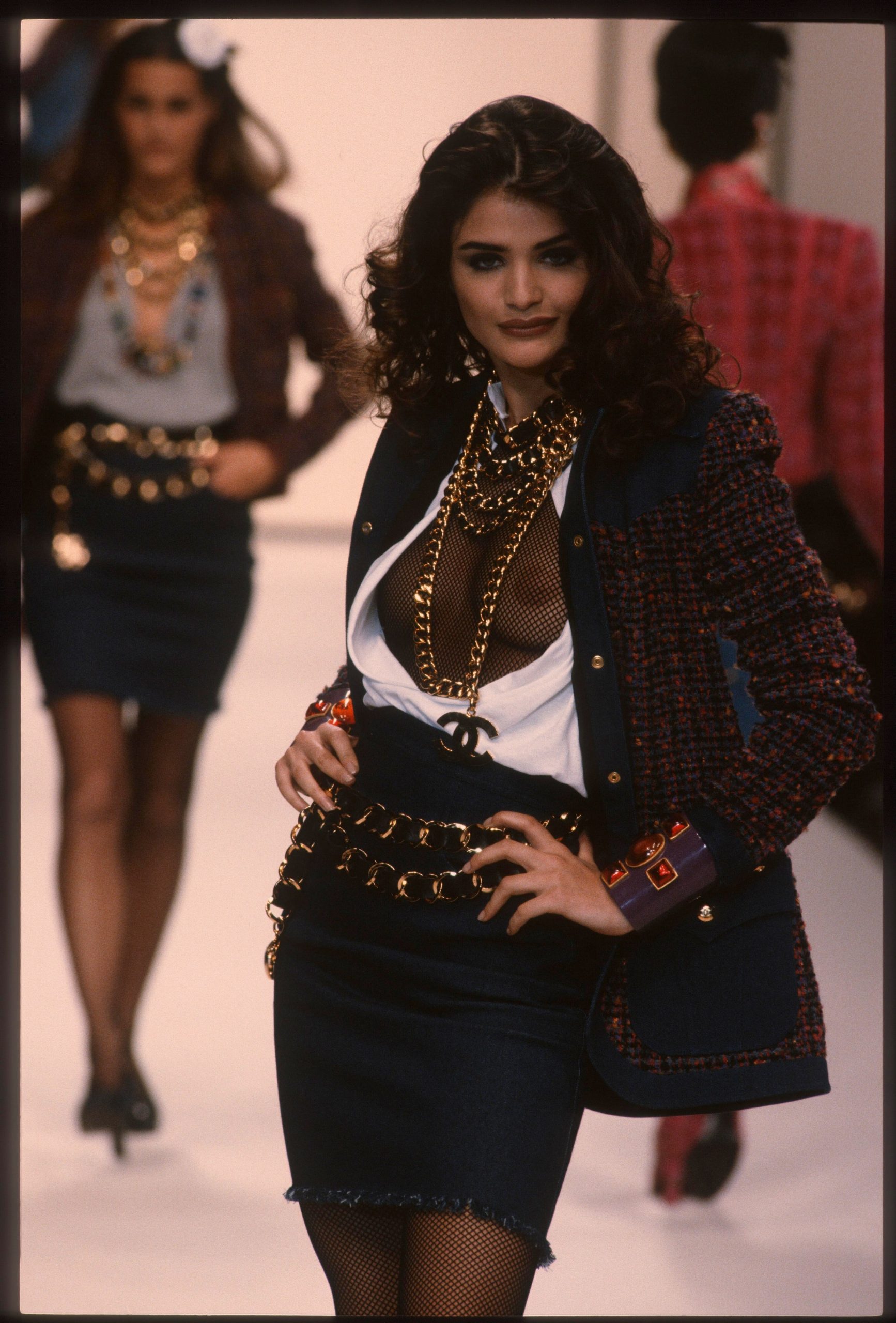 Helena Christensen op de catwalk bij Chanel in 1991