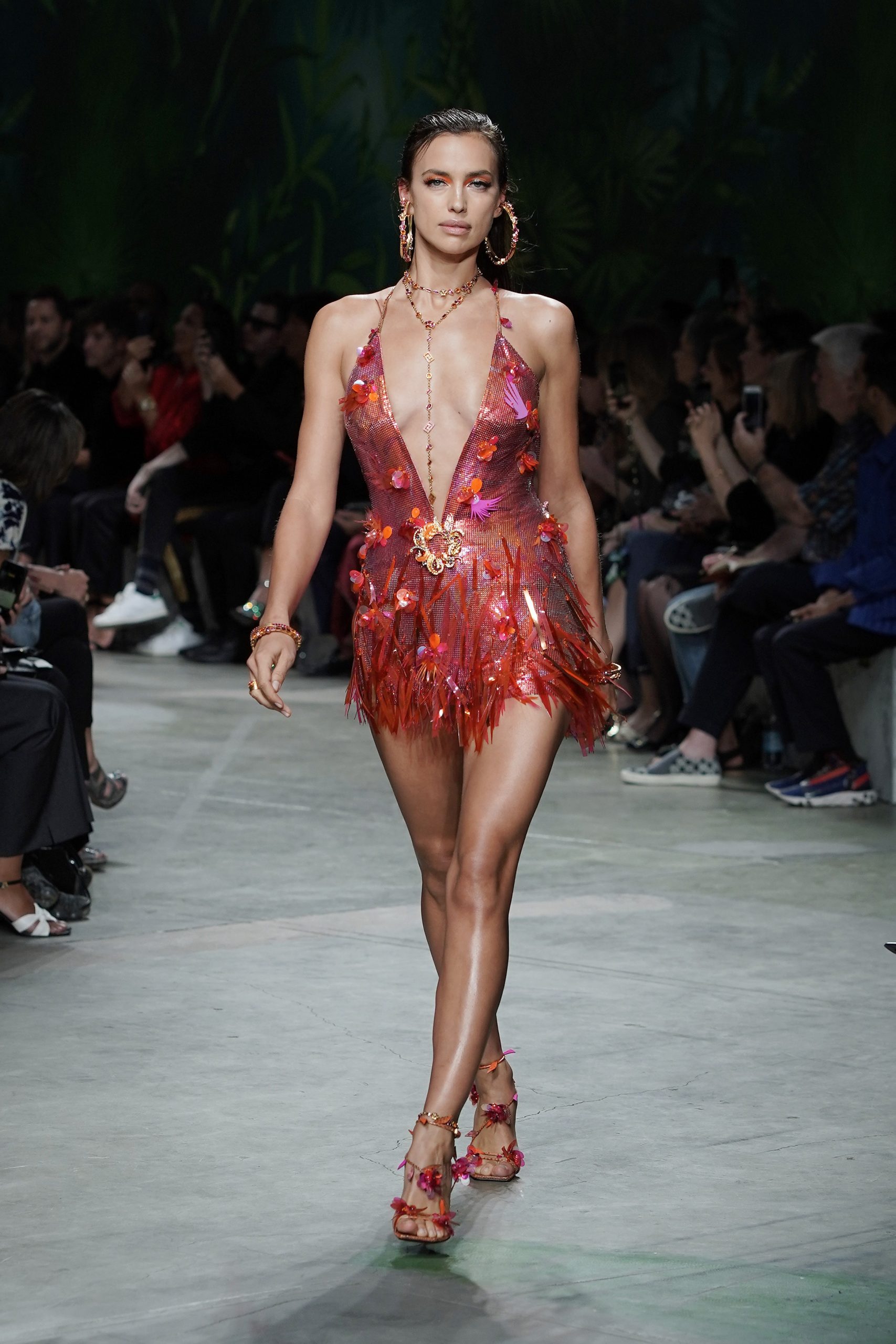 irina shayk op de catwalk bij versace