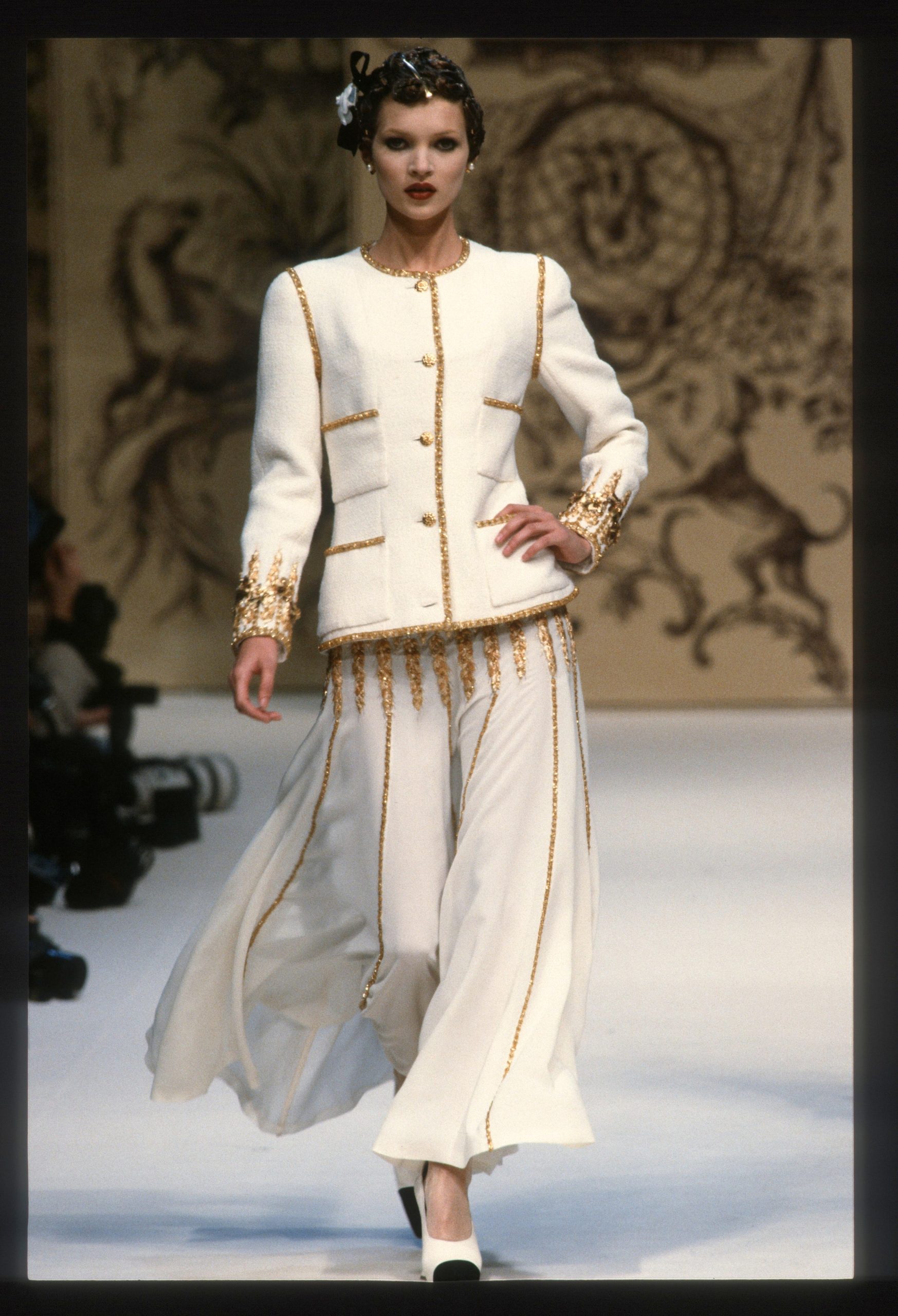 Kate Moss op de catwalk bij Chanel in 1993