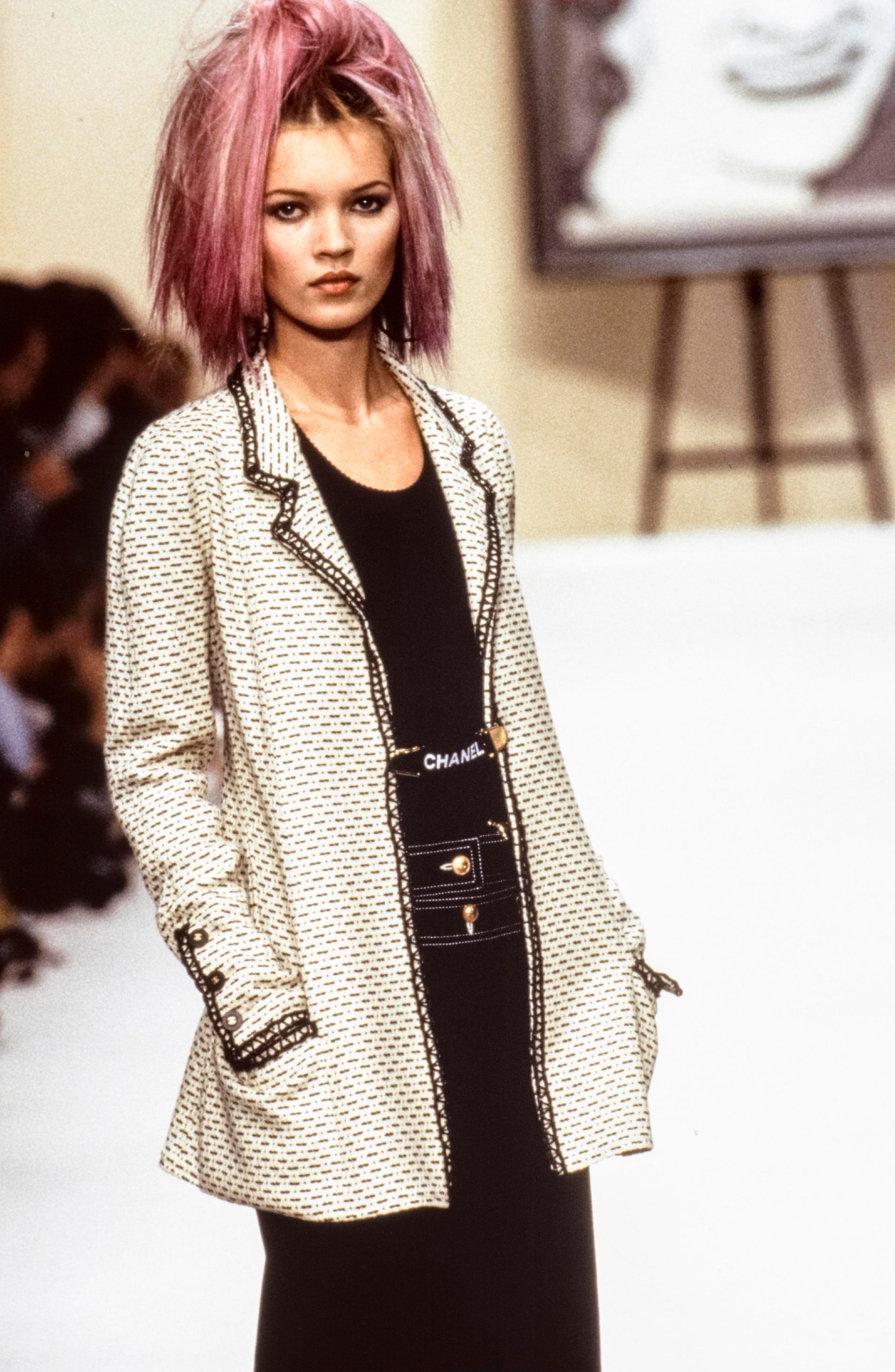 Kate Moss op de catwalk bij Chanel in 1994