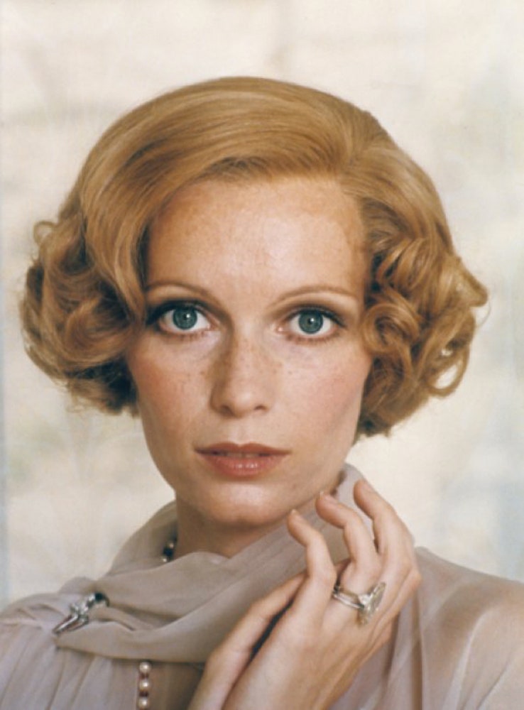 Mia Farrow draagt haar verlovingsring