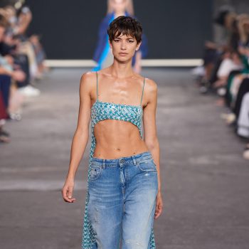 de-full-torso-flash-is-de-zomertrend-waar-we-niet-omheen-kunnen-204185