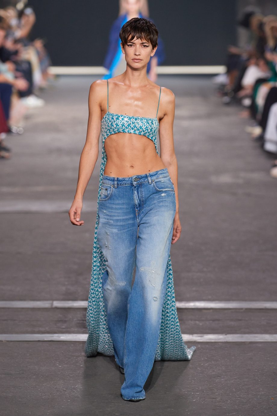 de-full-torso-flash-is-de-zomertrend-waar-we-niet-omheen-kunnen-204185