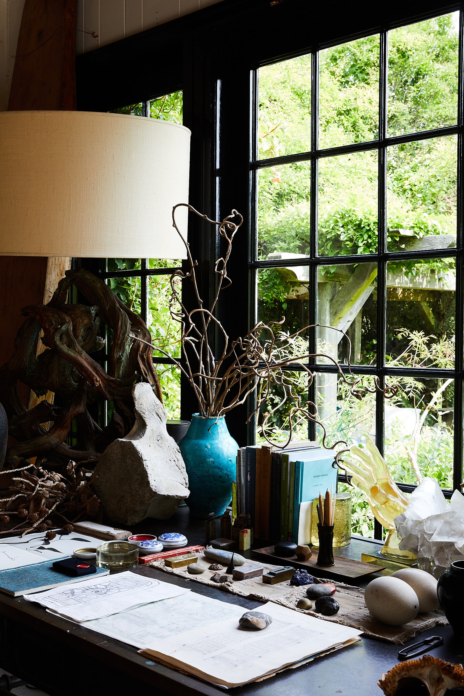 Een foto van het atelier van Roman and Williams, waar verschillende op de natuur geïnspireerde voorwerpen te zien zijn.