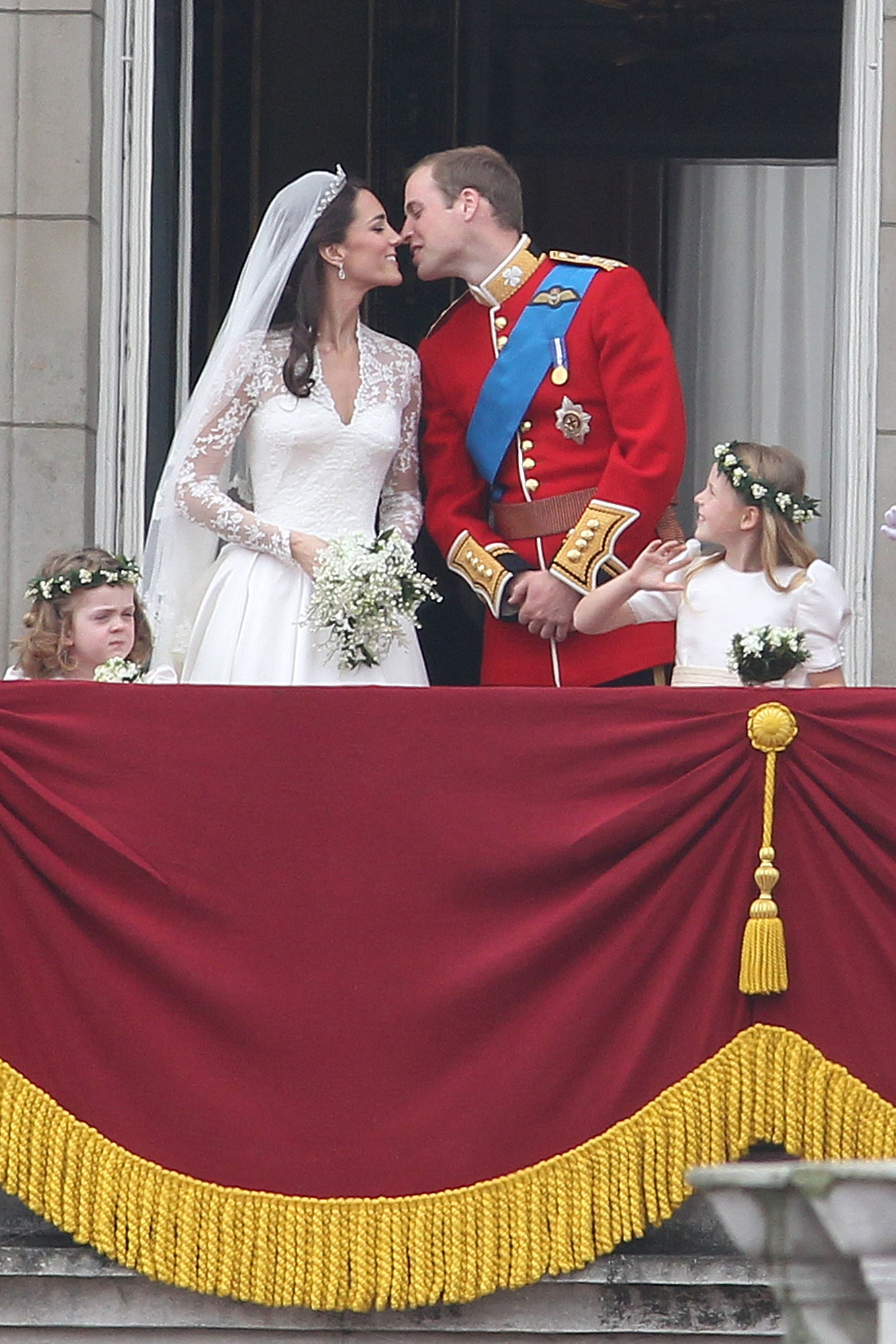 William en Kate kussen op het balkon van Buckingham Palace op hun trouwdag, 29 april 2011