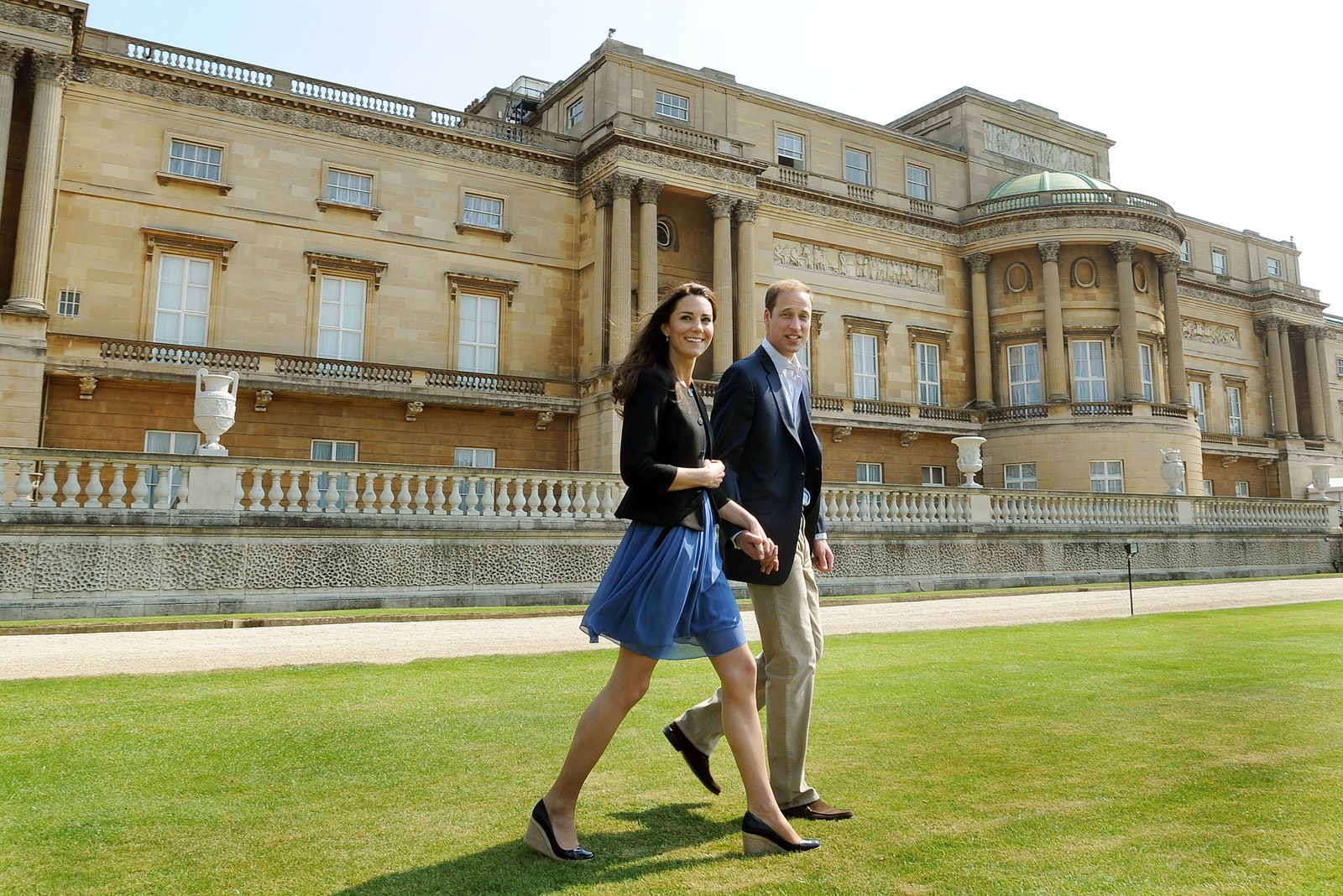 William en Kate lopen hand in hand van Buckingham Palace naar een helikopter om te vertrekken naar een geheime huwelijksreislocatie op 30 april, 2011