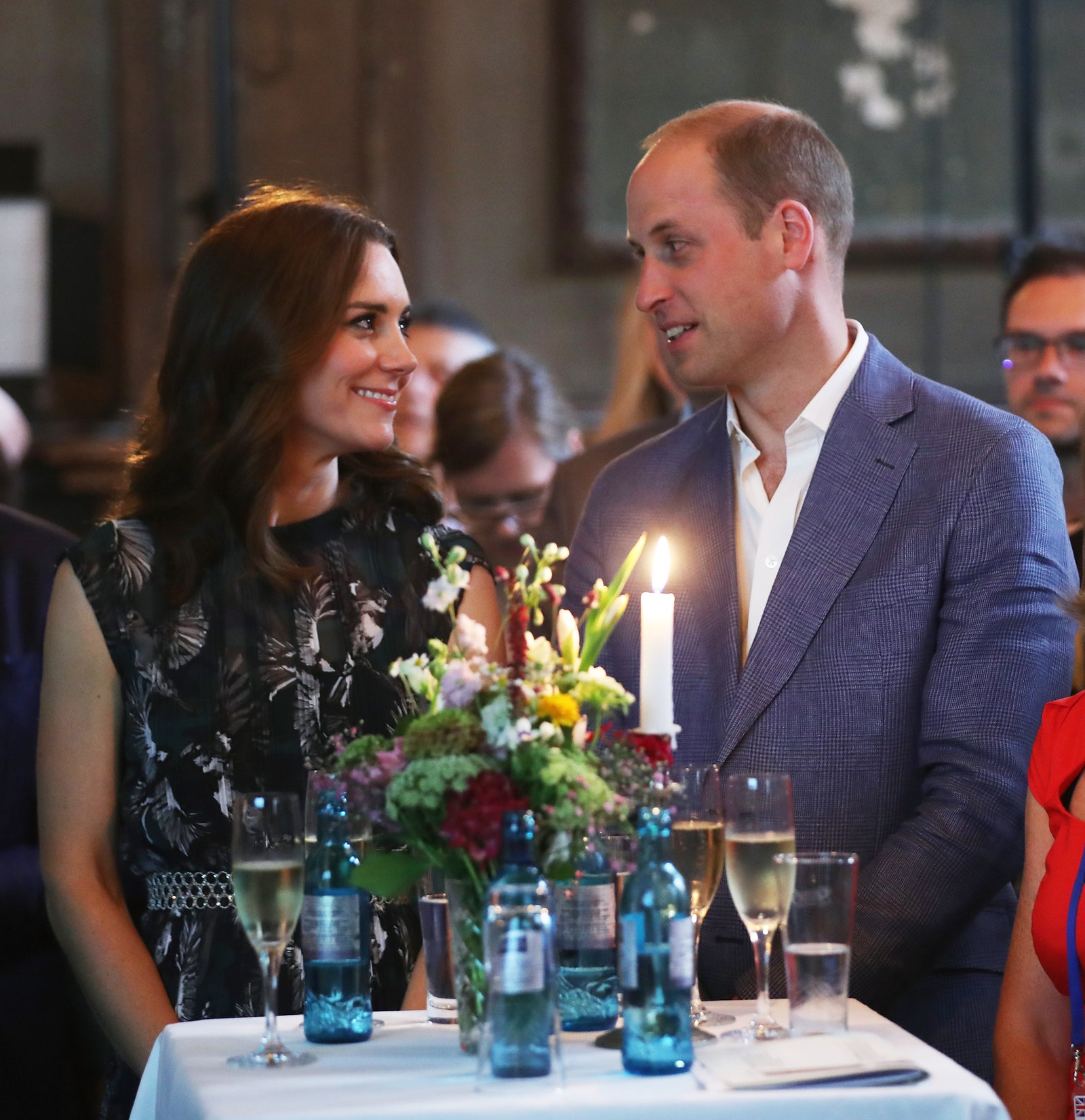 Kate Middleton lacht liefkozend naar prins William tijdens hun royal tour door Duitsland in 2017
