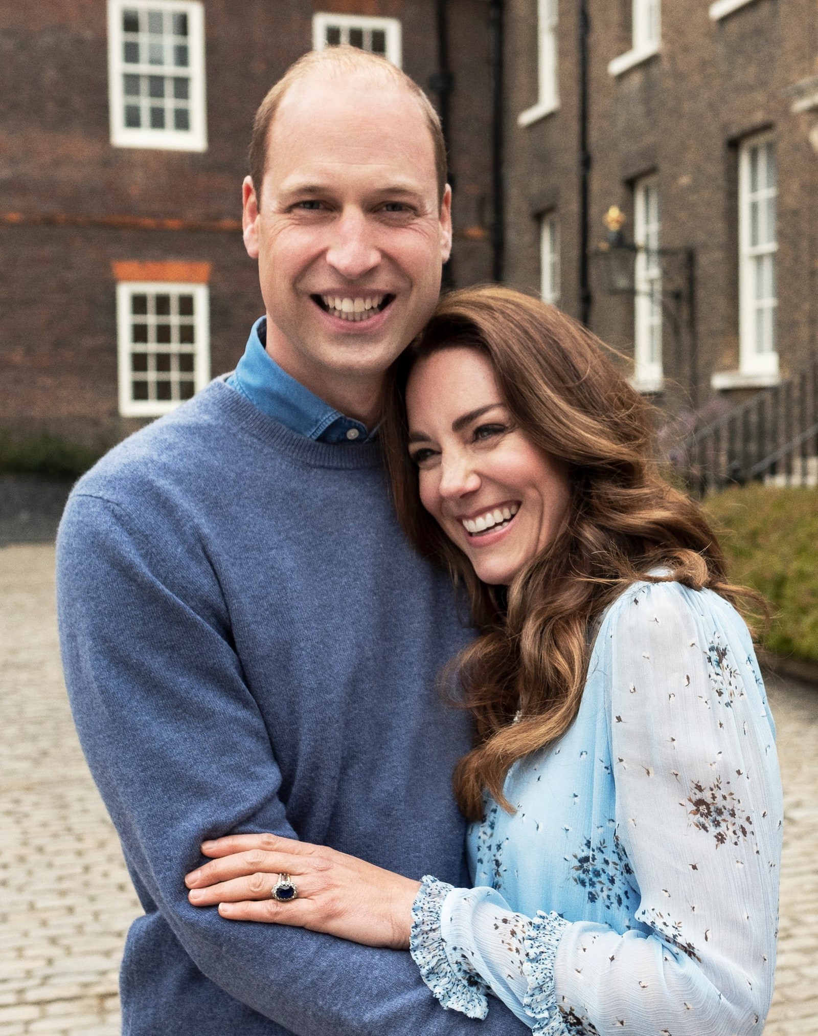 Prins William en Kate Middleton bij Kensington Palace op een portret uitgebracht ter gelegenheid van hun 10-jarig huwelijk in 2021