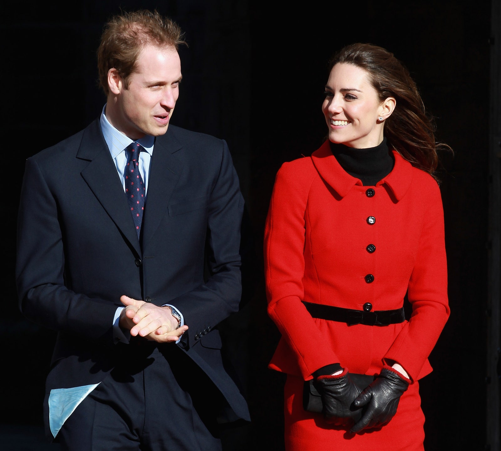 Prins William en Kate Middleton glimlachen tijdens hun bezoek aan de Universiteit van St Andrews op 25 februari 2011