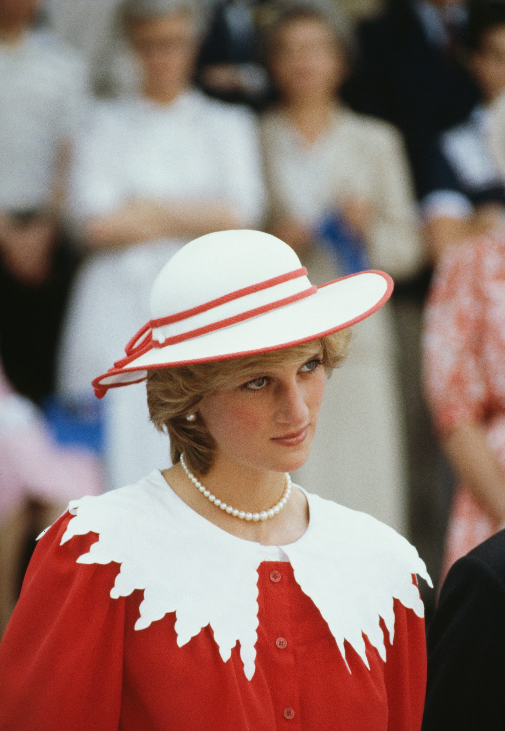 Prinses Diana draagt een opvallende kraag