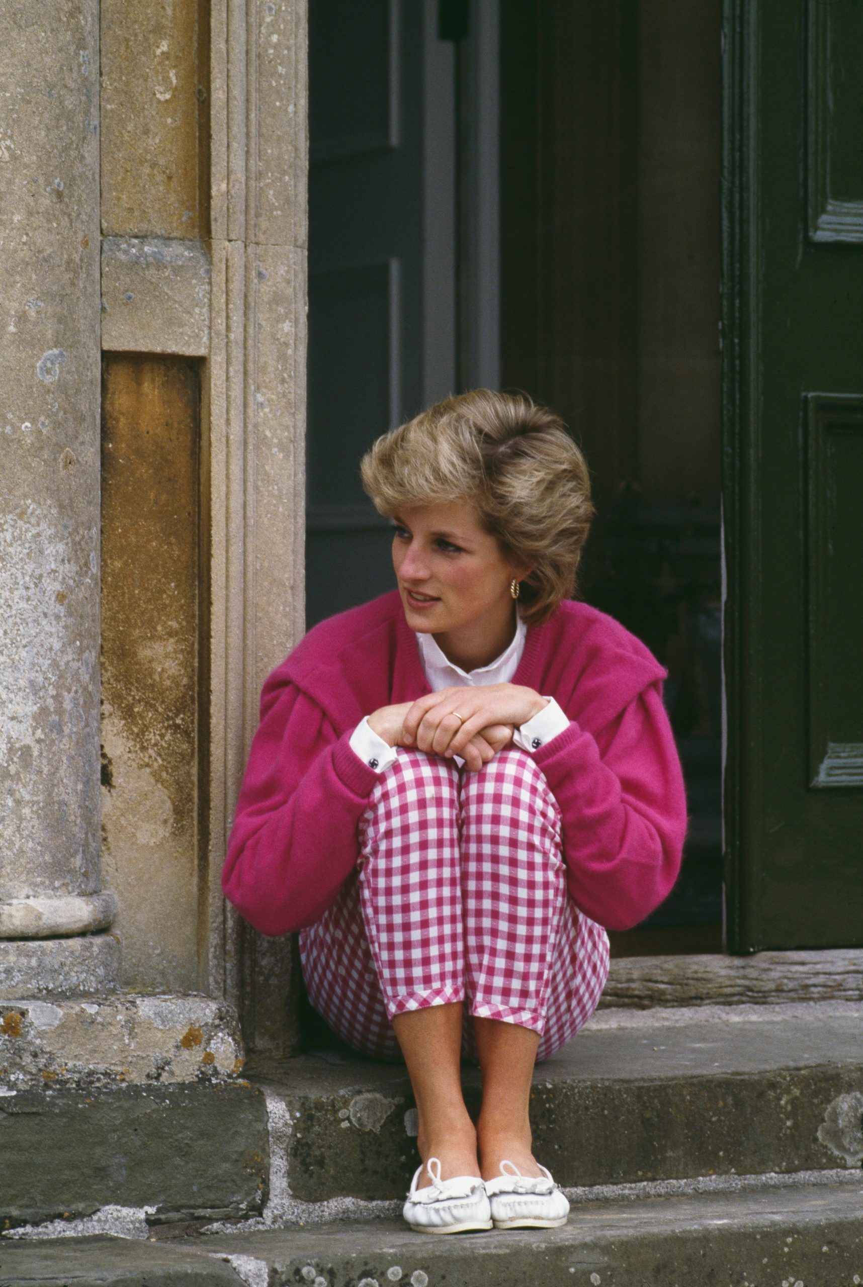 Prinses Diana draagt een roze geblokte party pants