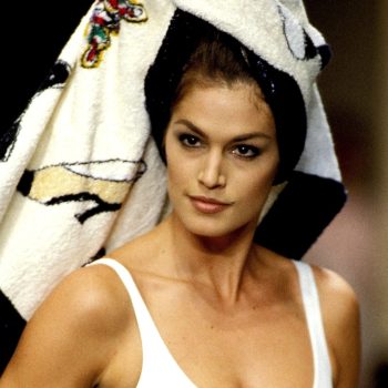 de-meest-iconische-looks-van-90s-supermodellen-op-de-catwalk-bij-chanel-205190