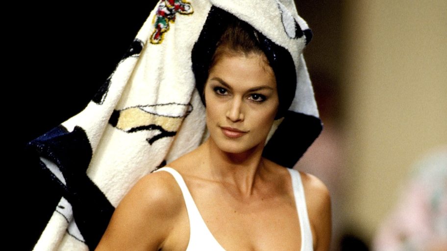 de-meest-iconische-looks-van-90s-supermodellen-op-de-catwalk-bij-chanel-205190