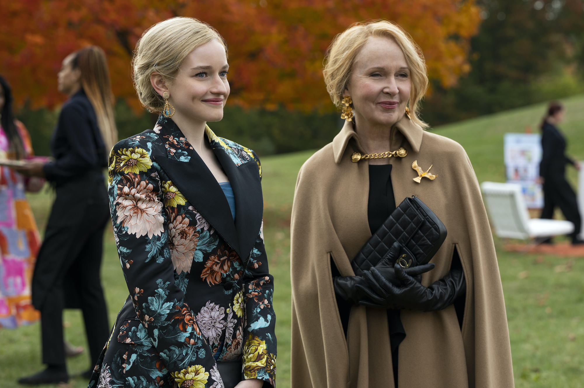 Inventing Anna look met Dolce & Gabbana-blazer