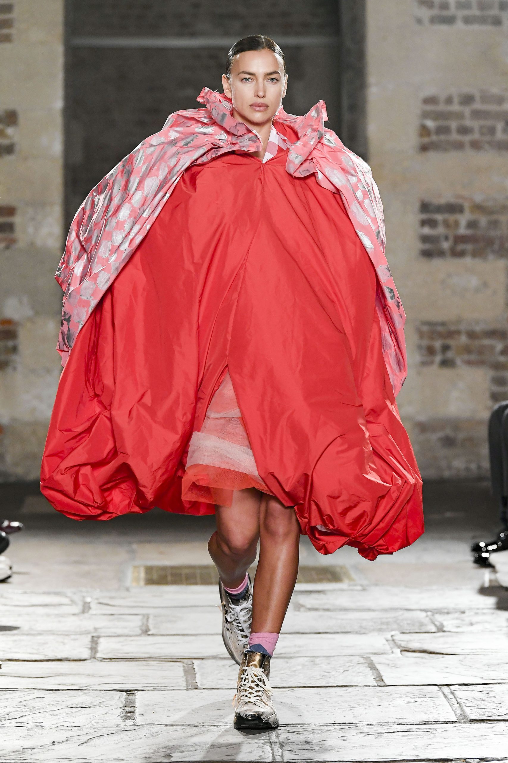 Irina Shayk op de catwalk bij Matty Bovan