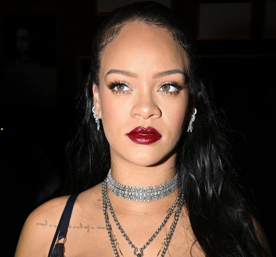 rihannas-doorschijnende-dior-jurk-is-haar-meest-sensationele-zwangerschapslook-tot-nu-toe-207797