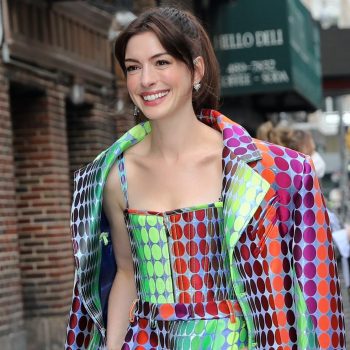 anne-hathaway-is-klaar-voor-de-lente-in-kleurrijke-christopher-john-rogers-look-208098