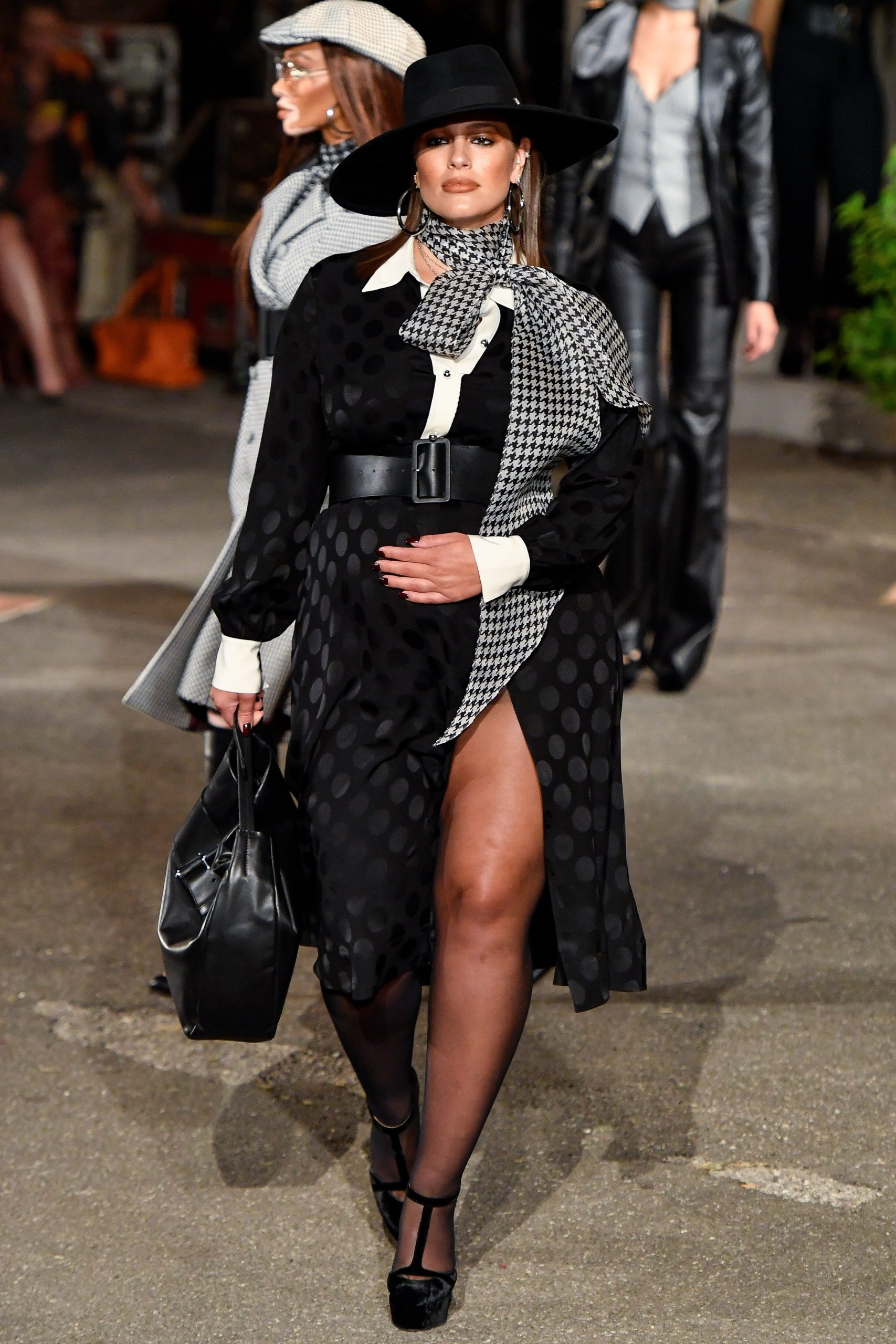 Ashley Graham zwanger op de catwalk