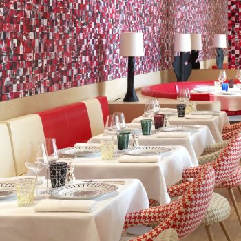 kijk-binnen-in-diors-eerste-restaurant-in-parijs-waar-je-gegarandeerd-een-keer-wilt-eten-208701