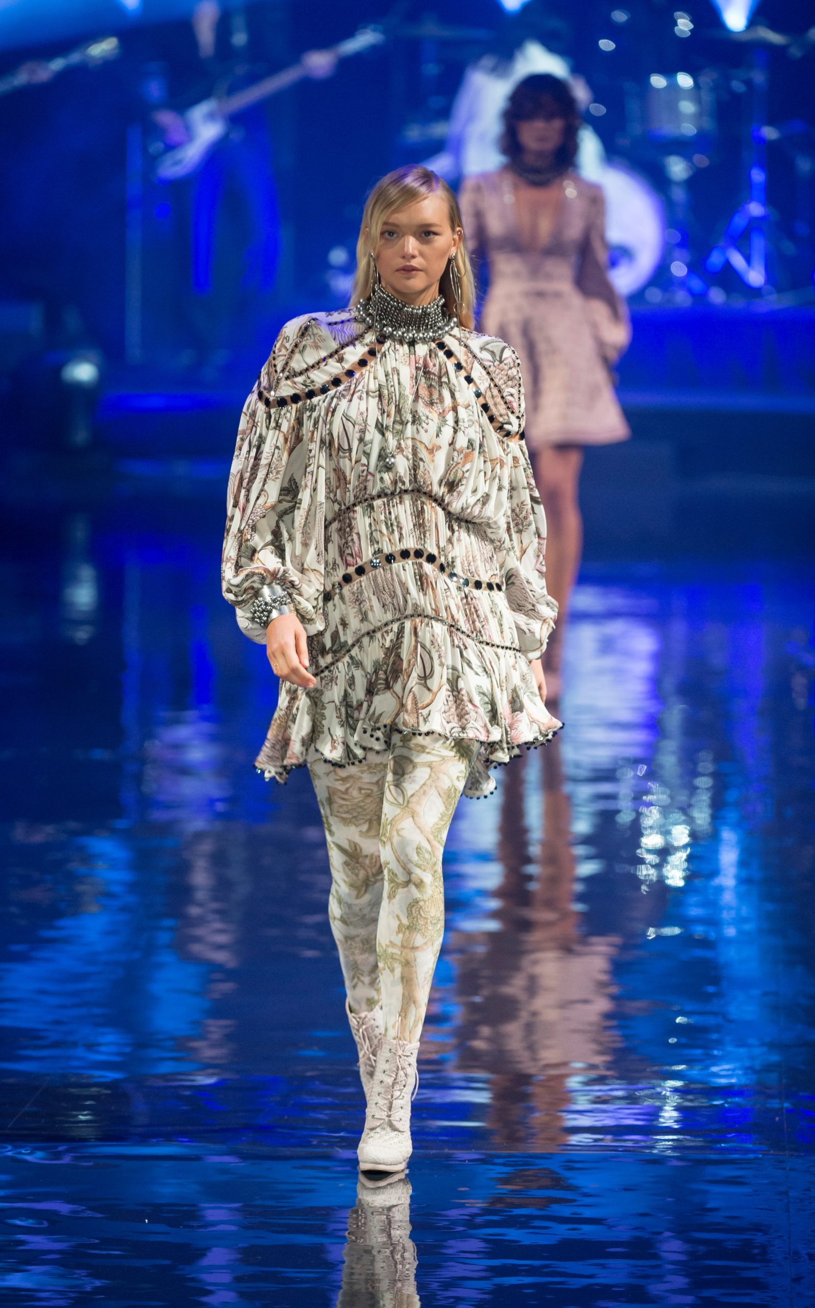 Gemma Ward zwanger op de catwalk