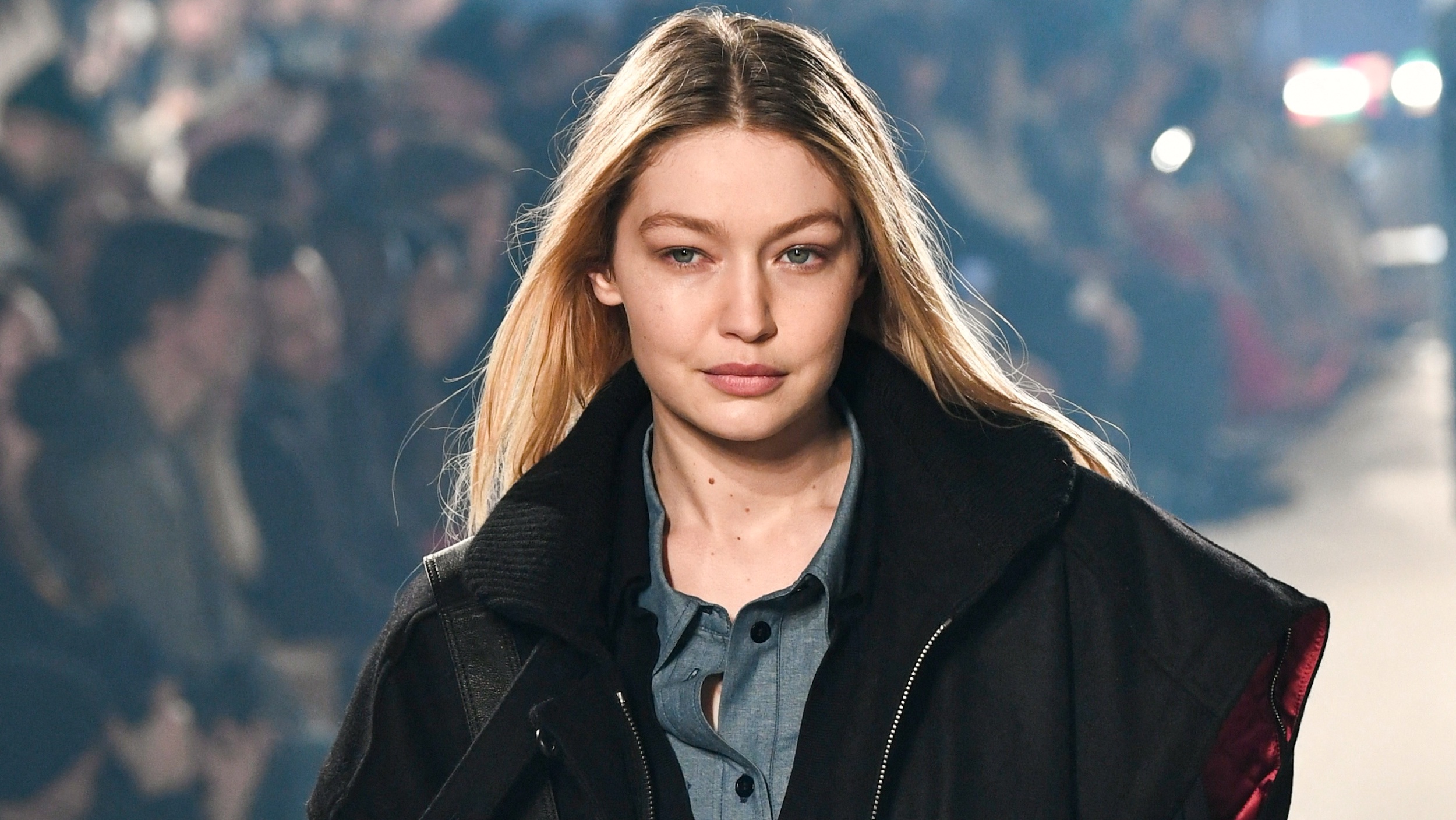 Gigi Hadid gaat voortaan met platinablond haar door het leven - Vogue