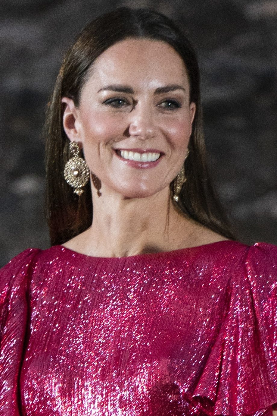 kate-middleton-hult-zich-van-top-tot-teen-in-hot-pink-de-trendkleur-van-dit-moment-208332