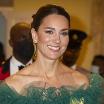 kate-in-tule-glitters-en-juwelen-van-de-queen-bij-diner-in-jamaica-208618