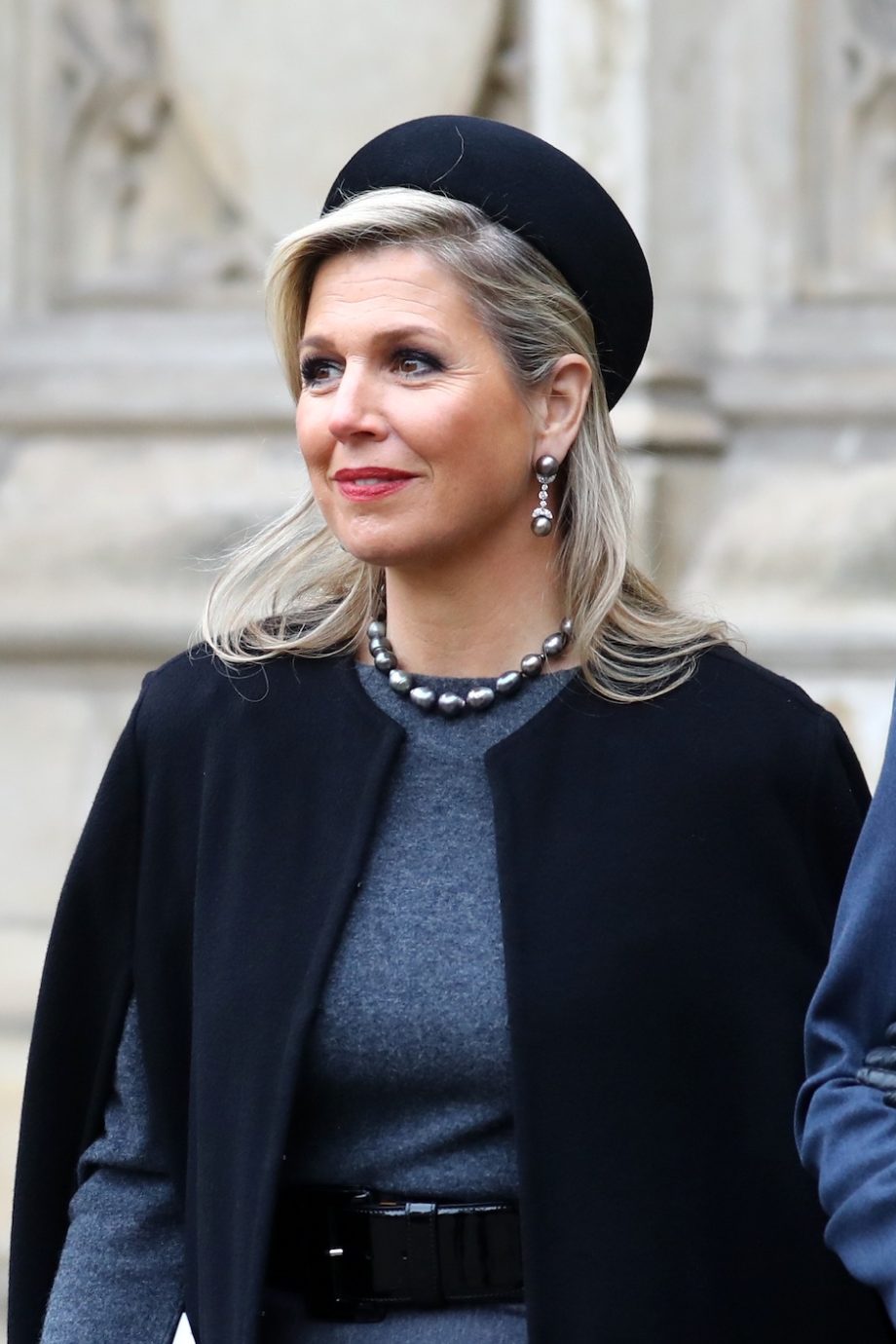 koningin-maxima-draagt-zwarte-cape-bij-memorial-service-prins-philip-209082