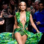 Jennifer Lopez tijdens de Versace-show