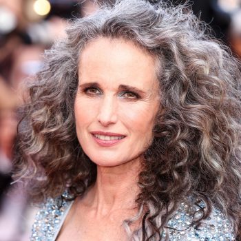 op-haar-64ste-is-andie-macdowell-een-zilverharige-godin-210296