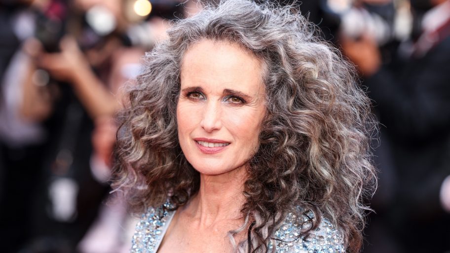 op-haar-64ste-is-andie-macdowell-een-zilverharige-godin-210296