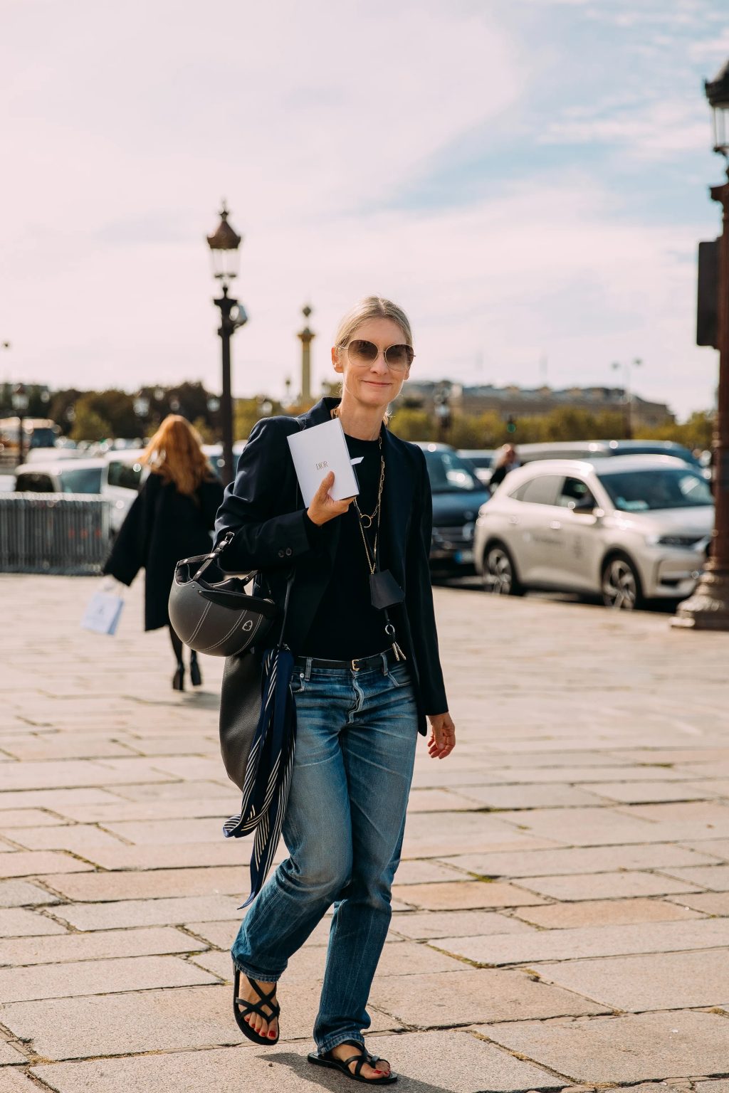 Gradiënt zonnebrillen streetstyleinspiratie 2022 Vogue NL
