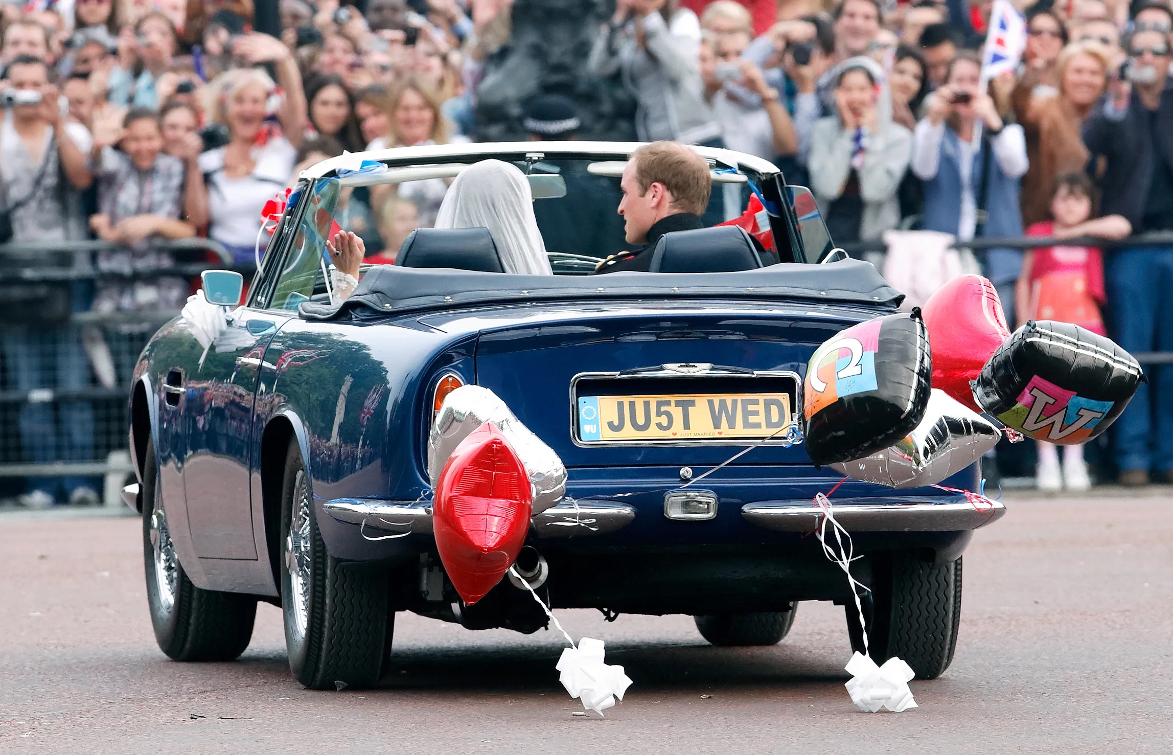 Kate en William in de trouwauto na hun bruiloft