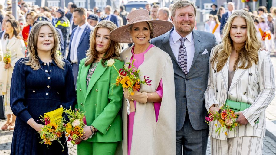 koningsdag-2022-dit-zijn-de-stijlvolle-looks-van-koningin-maxima-en-de-prinsessen-210613