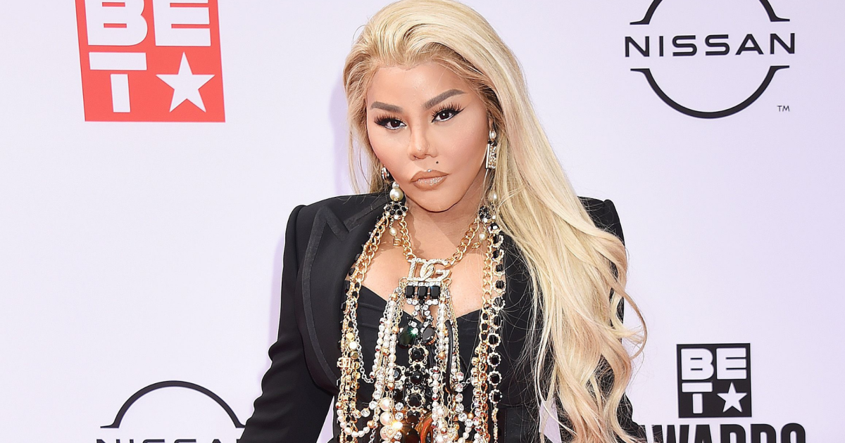 Supreme eert Lil' Kim met t-shirtlijn - Vogue NL