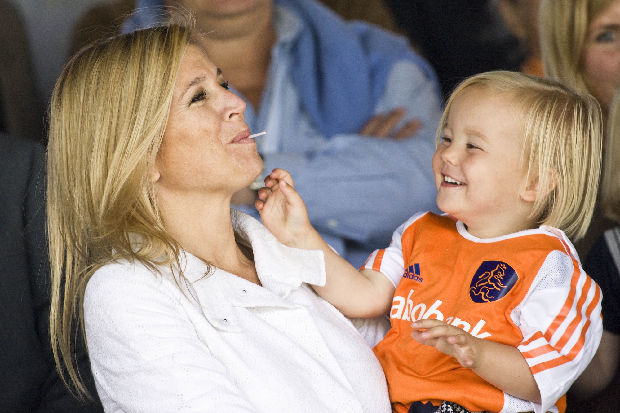Máxima en Ariane tijdens een hockeywedstrijd in 2009