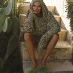 Model in een groene look in de natuur