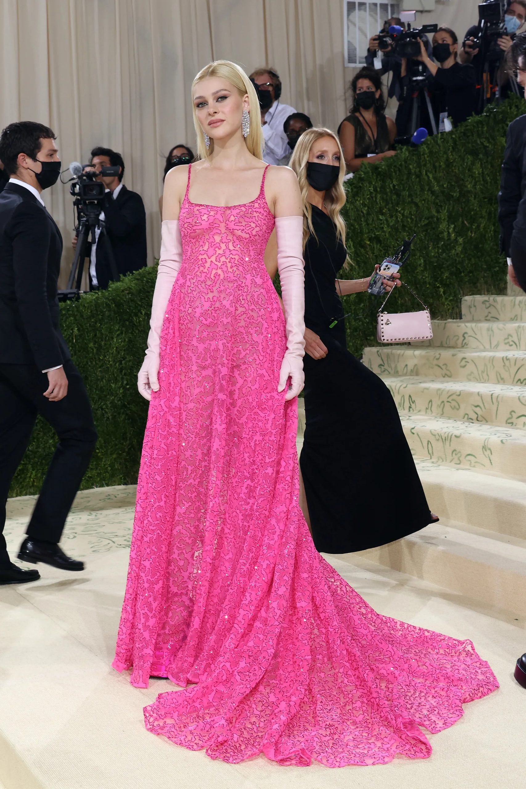 Nicola Peltz bij het Met Gala