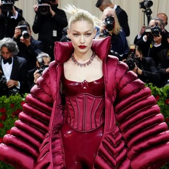 gigi-hadid-schittert-in-een-rode-versace-look-op-het-met-gala-2022-210899