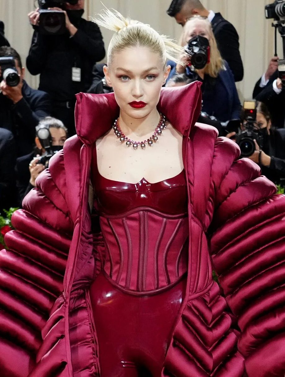 gigi-hadid-schittert-in-een-rode-versace-look-op-het-met-gala-2022-210899