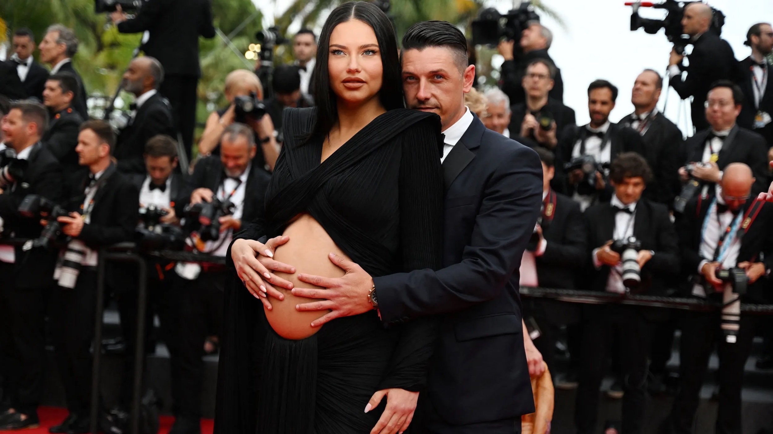 Adriana Lima showt baby bump op de rode loper van Cannes - V