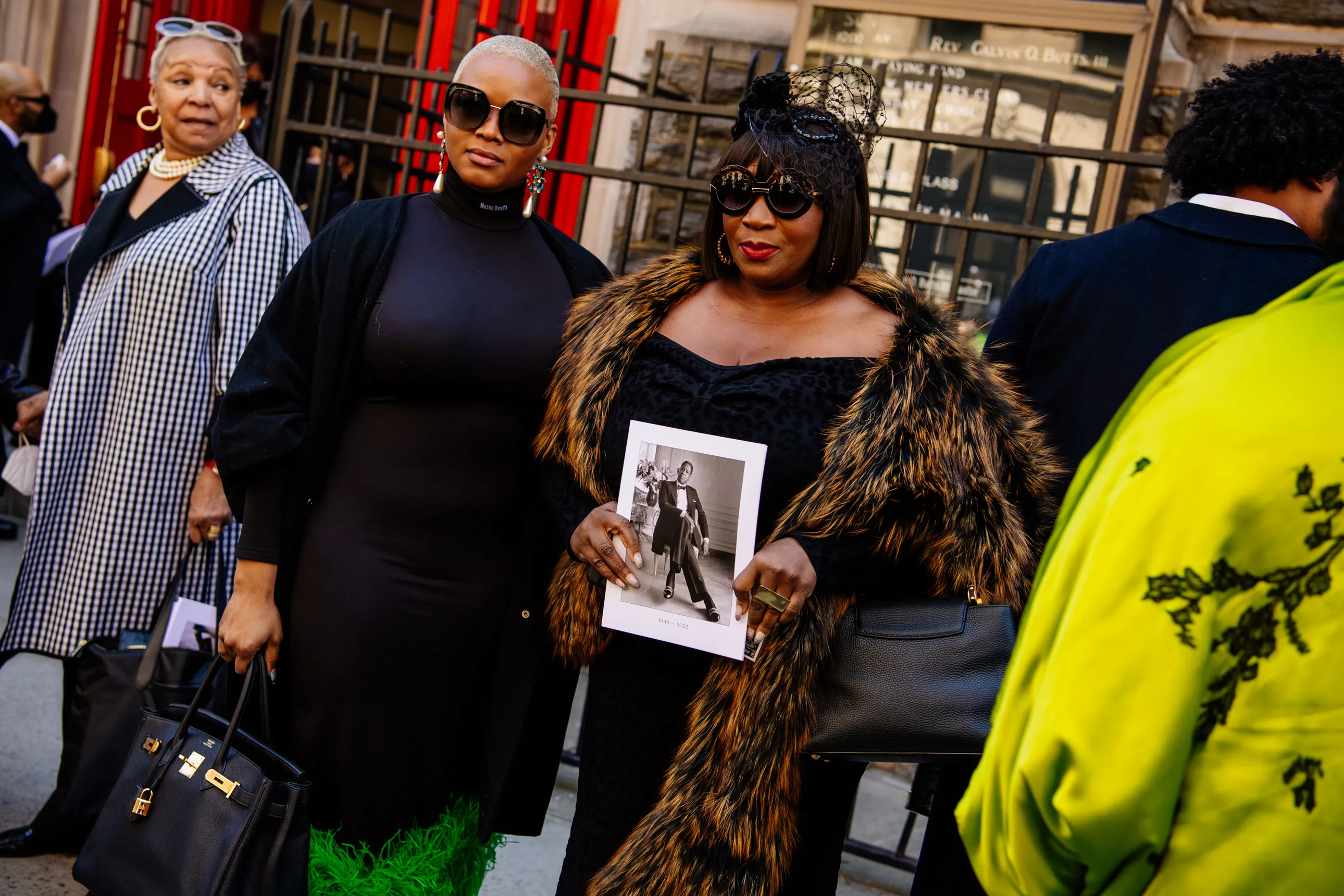 twee vrouwen bij de herdenking van André Leon Talley