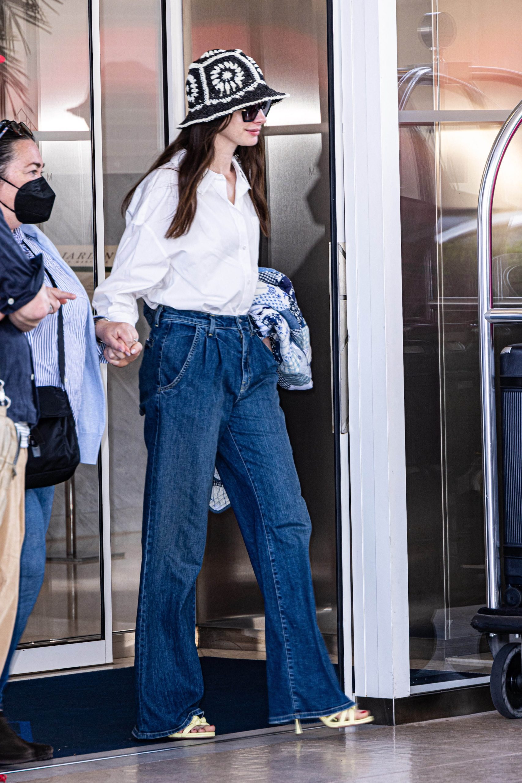 Anne Hathaway in een daytime look in Cannes