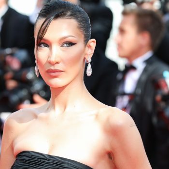 bella-hadid-steelt-de-show-in-vintage-versace-uit-de-jaren-80-tijdens-cannes-filmfestival-212651